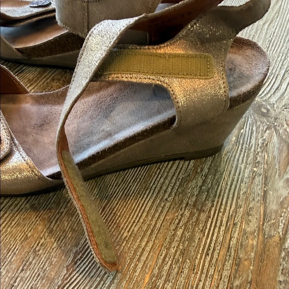 Taos Gold Carousel 2 Wedge Sandals 39/ 8